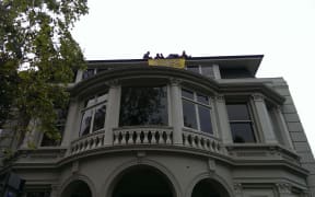 Students at the University of Auckland have chained themselves to the Vice-Chancellor's office and the roof of his building