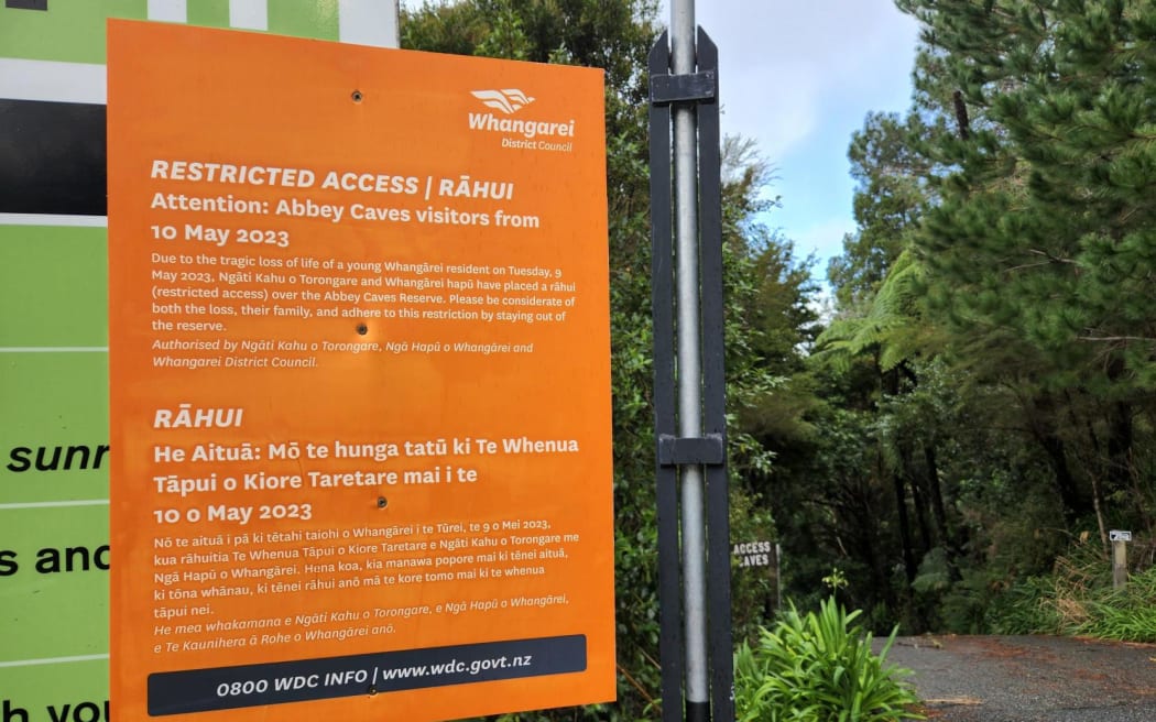 A notice announcing a rāhui at the Abbey Caves near Whangārei after the death of Karnin Ahorangi Petera.
