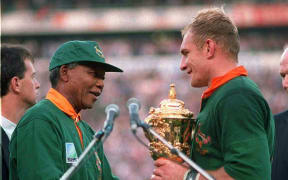 Nelson Mandela presents Springbok captain Francois Pienaar with the Rugby World Cup 1995.