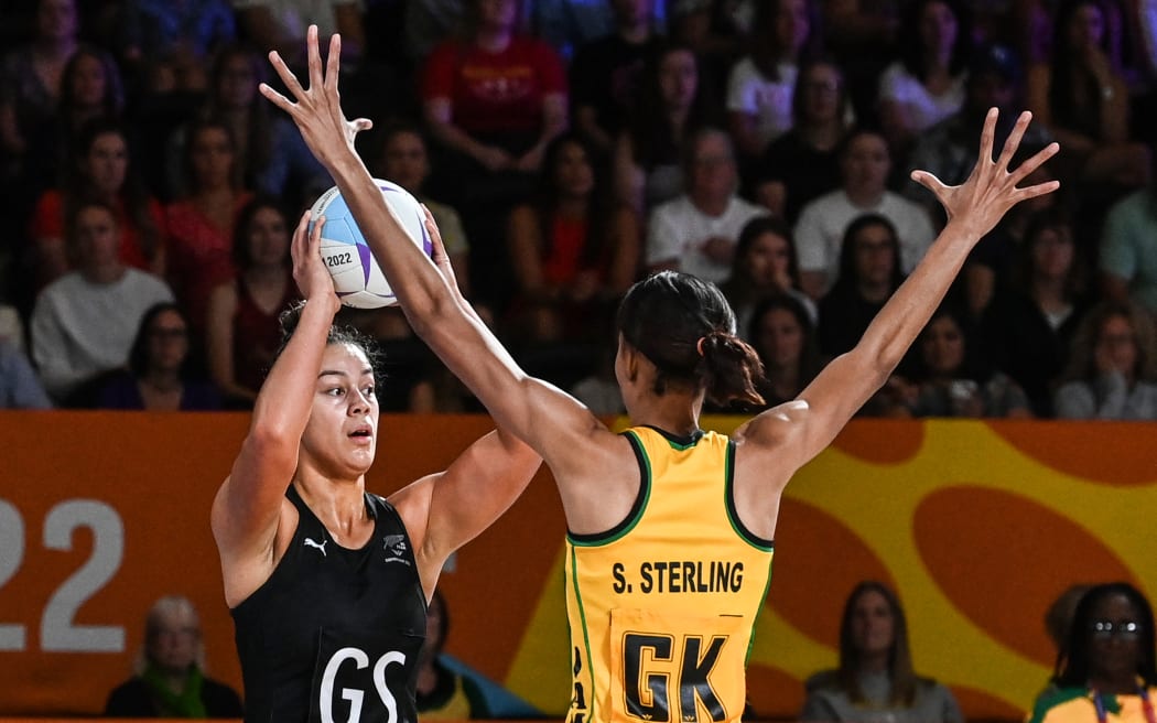 New Zealand's Maia Wilson and  Jamiaca's  Shamera Sterling.
Netball Semi Final. Jamaica v New Zealand Silver Ferns. Birmingham 2022 Commonwealth Games. Saturday 6 August 2022. © Photo: Andrew Cornaga / www.photosport.nz