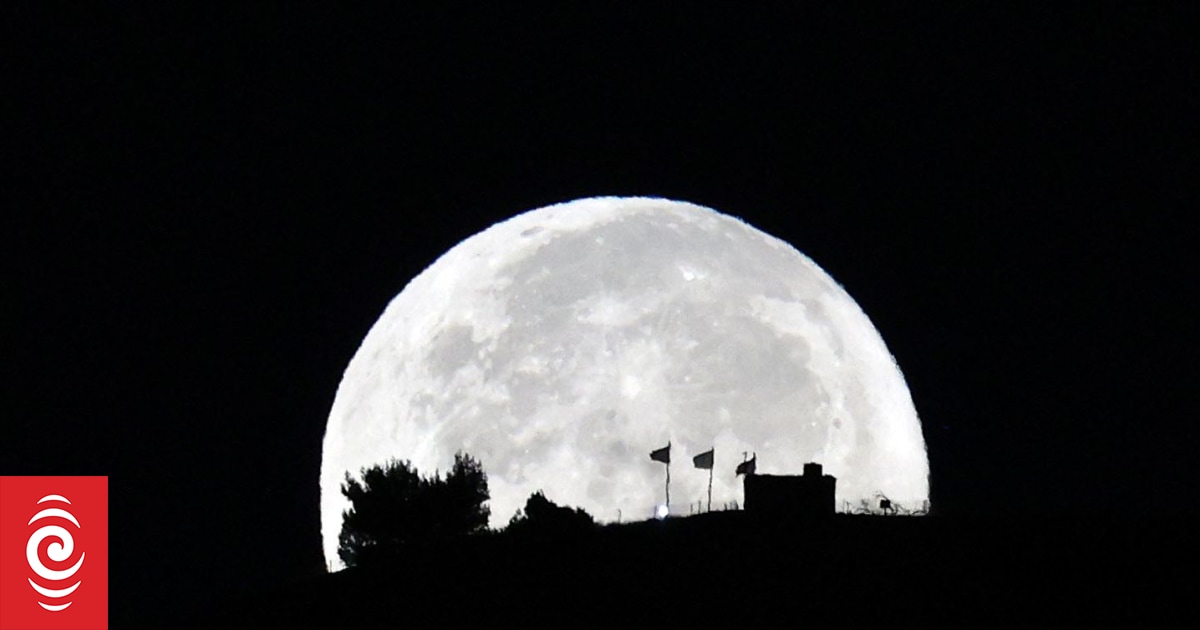 Super blue moon: Best ways to view and snap tonight's lunar wonder across New Zealand - Vimarsana News