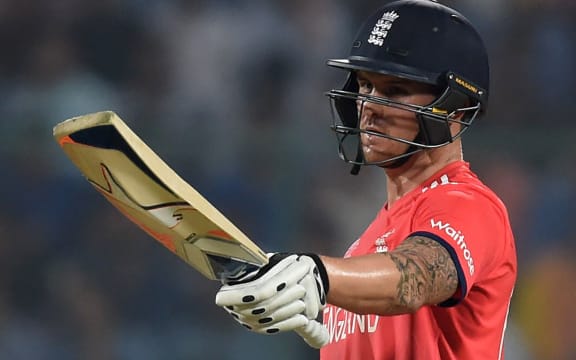 Jason Roy z Anglii podnosi rakietę po strzeleniu pół wieku podczas półfinałowego meczu T20 World Cricket pomiędzy Anglią a Nową Zelandią
