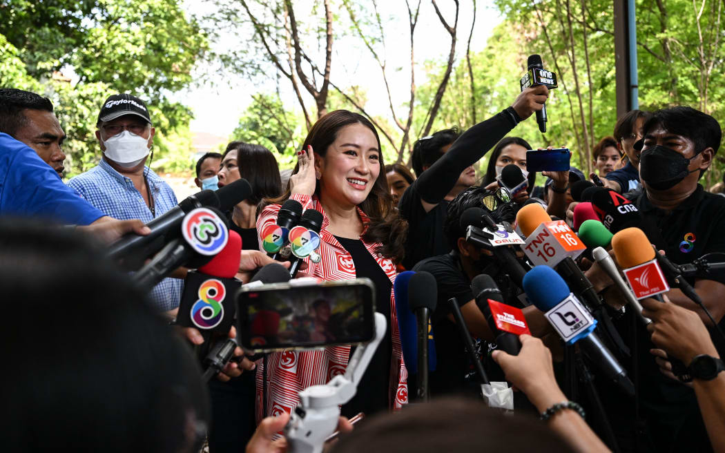 El candidato a primer ministro del Partido Pyu Thai, Paedongtern Shinawatra, habla con los periodistas después de emitir su voto en un colegio electoral durante las elecciones generales de Tailandia el 14 de mayo de 2023 en Bangkok.