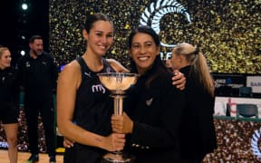 Ameliaranne Ekenasio and Dame Noeline Taurua Coach of the Silver Ferns with the Constellation Cup. 2021.
