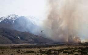 A helicopter takes part in the fight against the Lake Ohau fire.