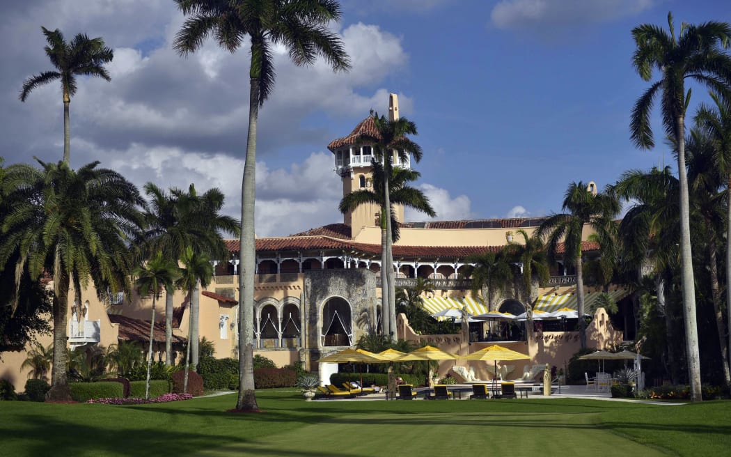 Dans cette photo d'archive prise le 27 novembre 2016, une vue générale montre l'entrée arrière du domaine Mar-a-Lago de l'ancien président américain Donald Trump à Palm Beach, en Floride.