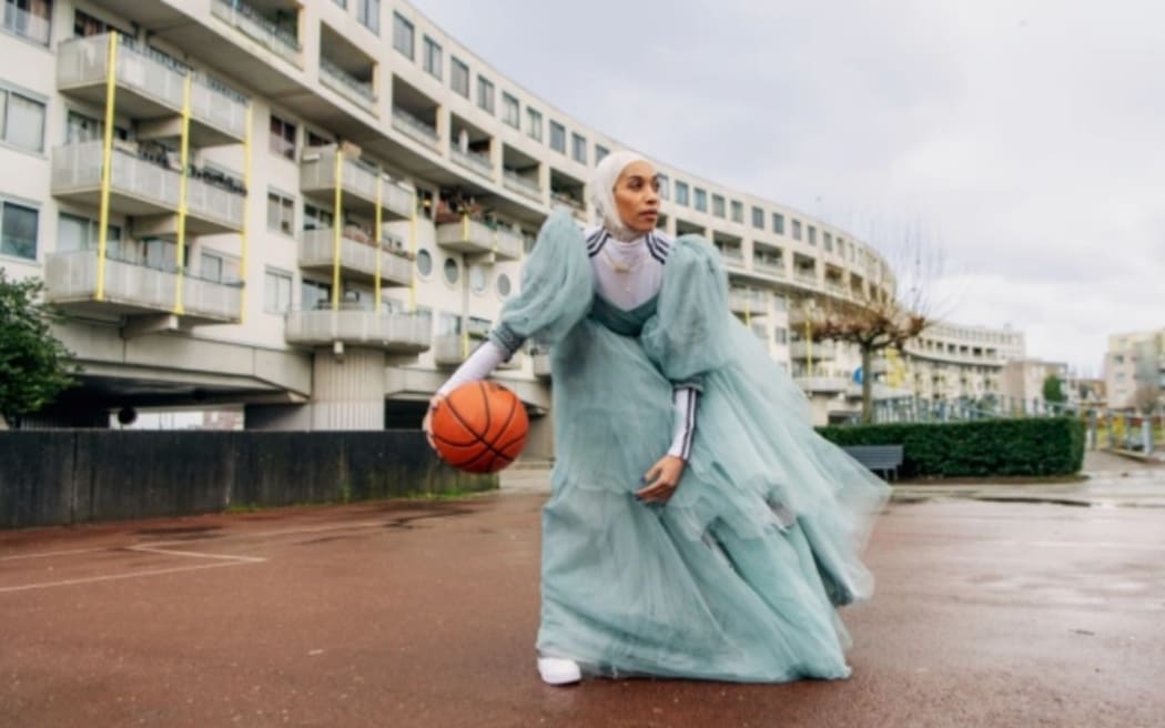 La jugadora de baloncesto Asma Elbadawi en una sesión de fotos para su patrocinador Adidas
