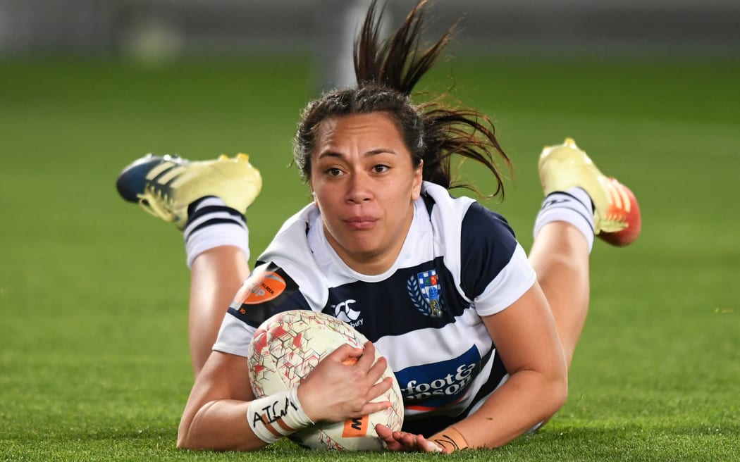 Natahlia Moors scores a try for Auckland.