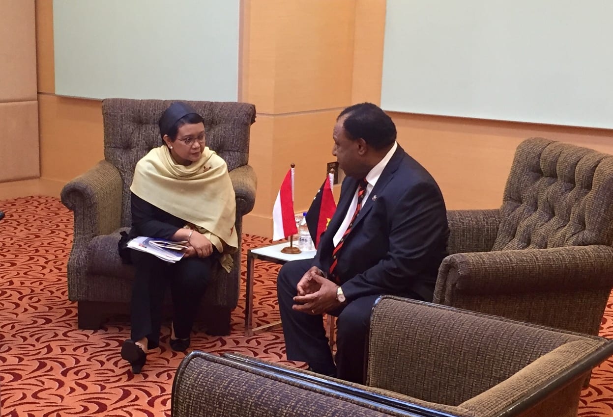 PNG Foreign Minister Rimbink Pato (right) talking to his Indonesian counterpart Retno Marsudi.