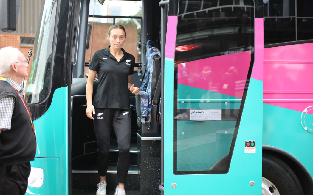 Soccer Fern Elizabeth Anton se baja del autobús del equipo en el Spark Arena de Auckland.