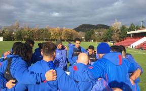 Manu Samoa players, including captain Chris Vui (c), huddle together in training.