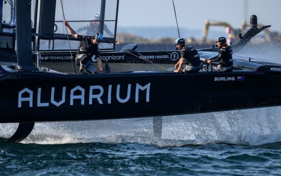 Het Nieuw-Zeelandse SailGP-team is aan het werk.