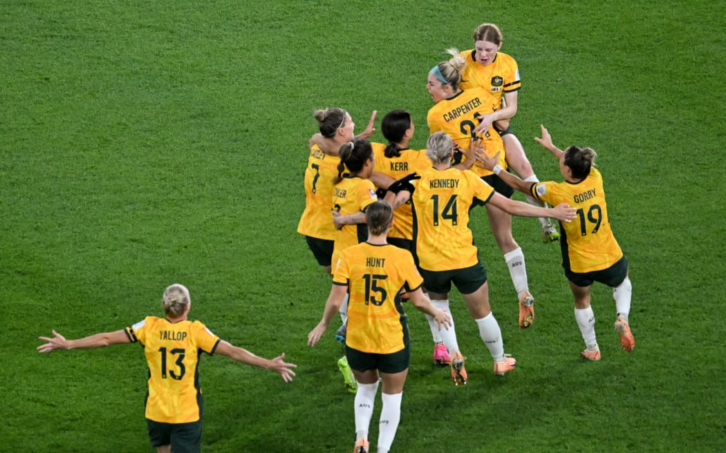 Les joueuses australiennes célèbrent leur victoire après les tirs au but lors du match de quart de finale de la Coupe du monde féminine Australie contre la Nouvelle-Zélande 2023 entre l'Australie et la France au stade de Brisbane à Brisbane le 12 août 2023 (Photo de William West/AFP)