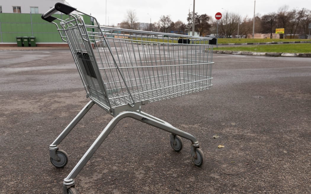 Pusty wózek spożywczy z supermarketu na ulicy