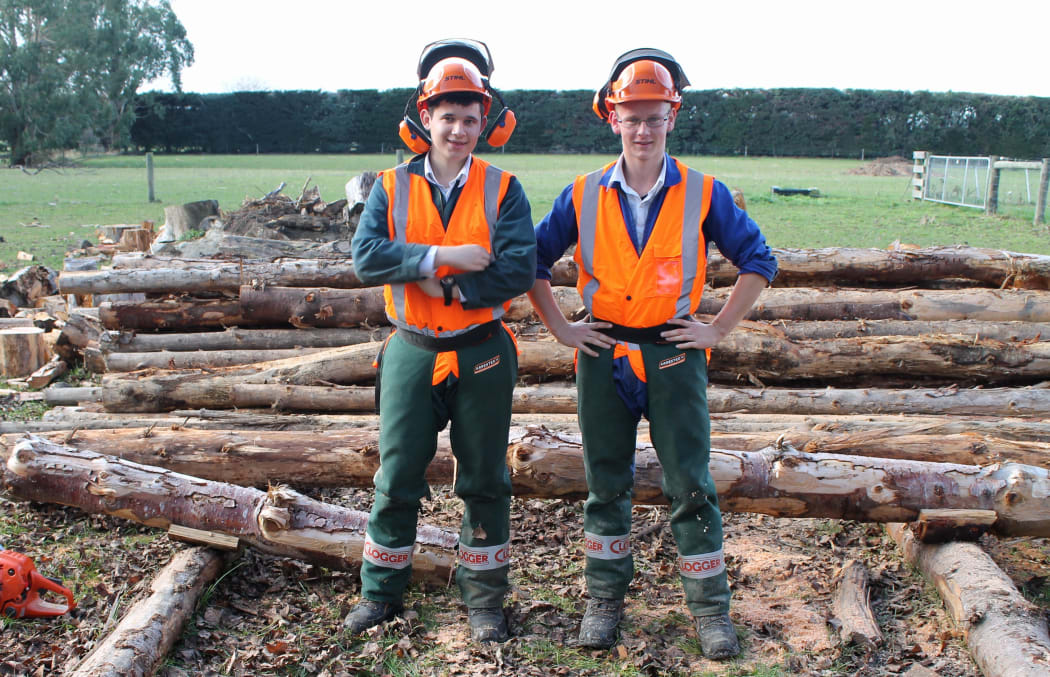 Country Life - Two year 12 students learn how to use a chainsaw