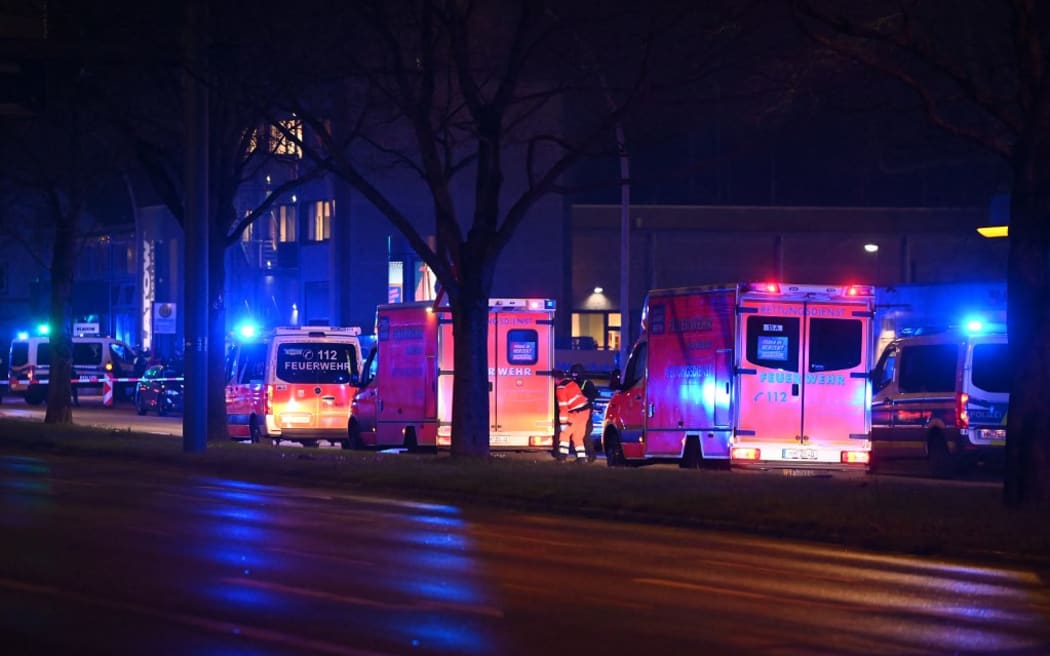 09 marca 2023 r., Hamburg: Funkcjonariusze policji i asystenci pracują w Hamburgu.  Padły strzały, a policja jest na miejscu z silnymi siłami.  Zdjęcie: Jonas Walzberg/dpa (zdjęcie: Jonas Walzberg/DPA/dpa Picture-Alliance za pośrednictwem AFP)