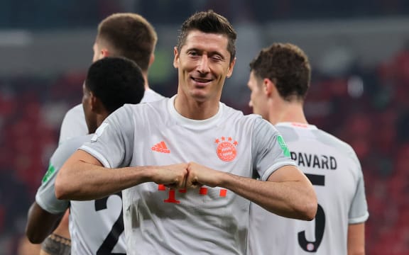 El delantero del Bayern de Múnich, Robert Lewandowski, celebra su segundo gol durante el partido de semifinales de la Copa Mundial de Clubes de la FIFA contra el Al-Ahly de Egipto en el estadio Ahmed Bin Ali de la ciudad qatarí de Al Rayyan el 8 de febrero de 2021.