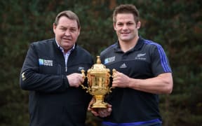 Steven Hansen and Richie McCaw with the Webb Ellis Cup.