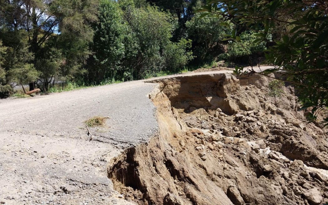 Waihau Road 受损，该路作为大坝抵御内皮尔附近达特穆尔的一个小湖。