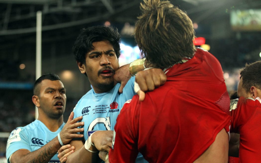 Kurtley Beal looks on as Will Skelton and Sam Whitelock get into a disagreement in the Super Rugby final, 2014.