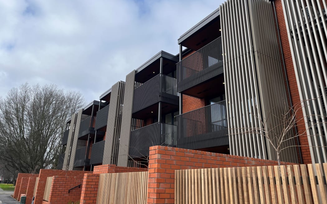 The three-storey Kainga Ora housing development in Riccarton, comprising of 20 new units, enables rooftop solar energy distribution.