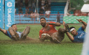 Cooper Vuna scores a try against Samoa but his side eventually loses 25-17