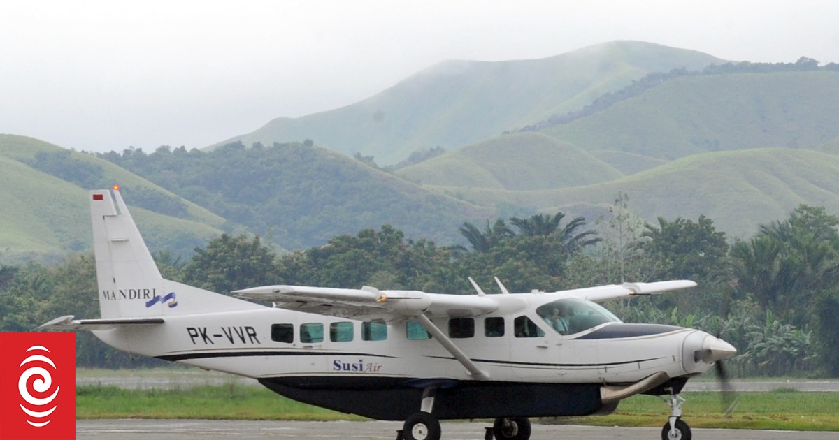 Rescue mission underway for NZ pilot held hostage in Papua – reports