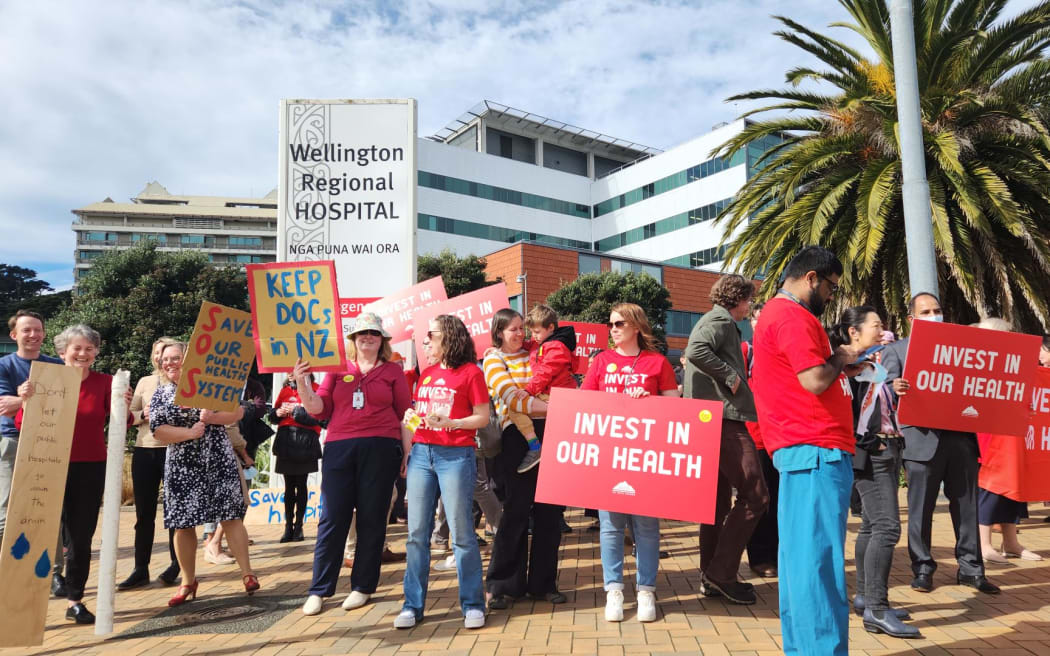 Médecins seniors en grève sur la ligne de piquetage devant l'hôpital régional de Wellington, le 5 septembre 2023.