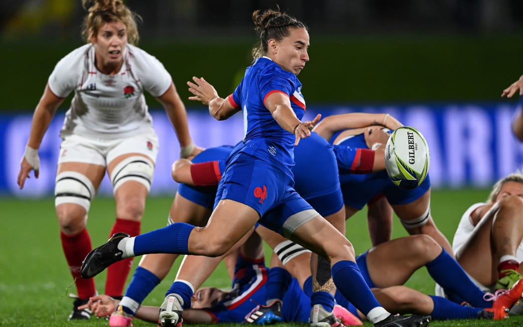 La milieu de terrain française Laure Sansus à Acton contre l'Angleterre.