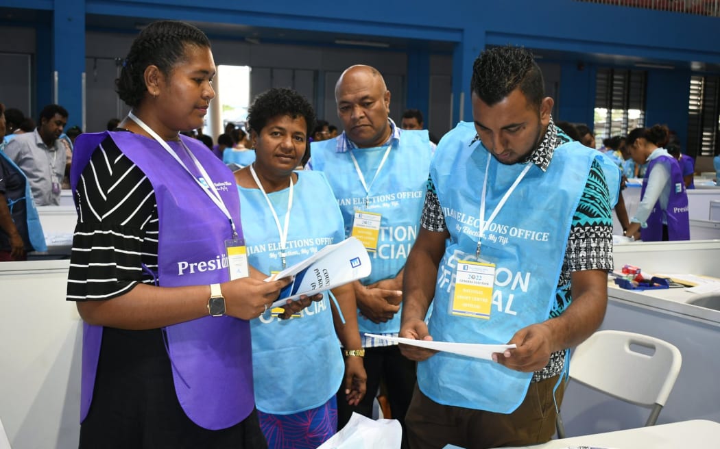 Elecciones y trabajadores electorales en el centro de resultados de Suva.