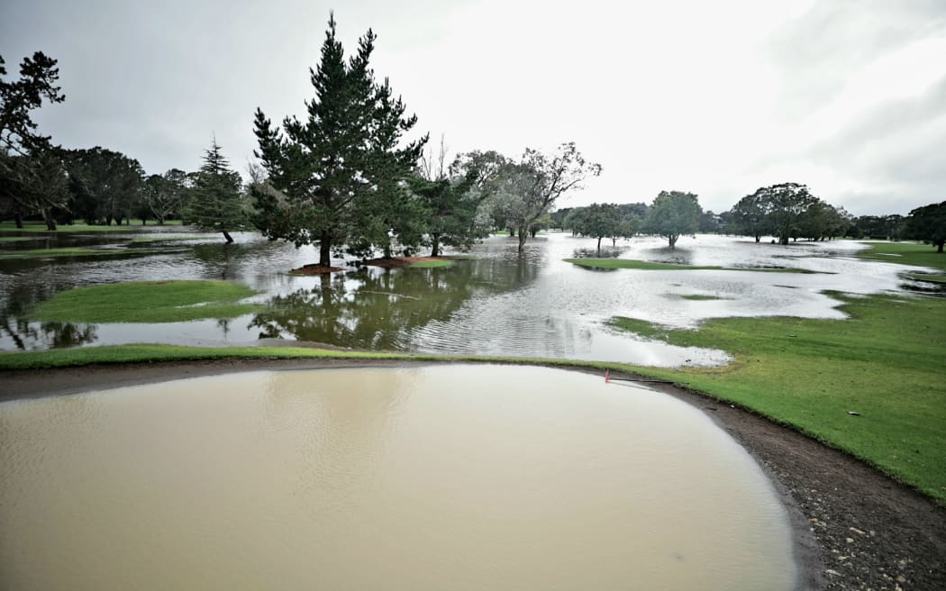 2 月 1 日奥克兰地区发生洪水后，德文波特高尔夫球场被淹没。