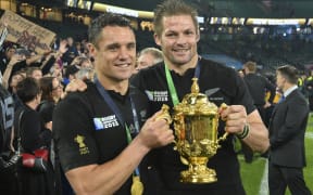Dan Carter and Richie McCaw with the William Webb Ellis Cup.