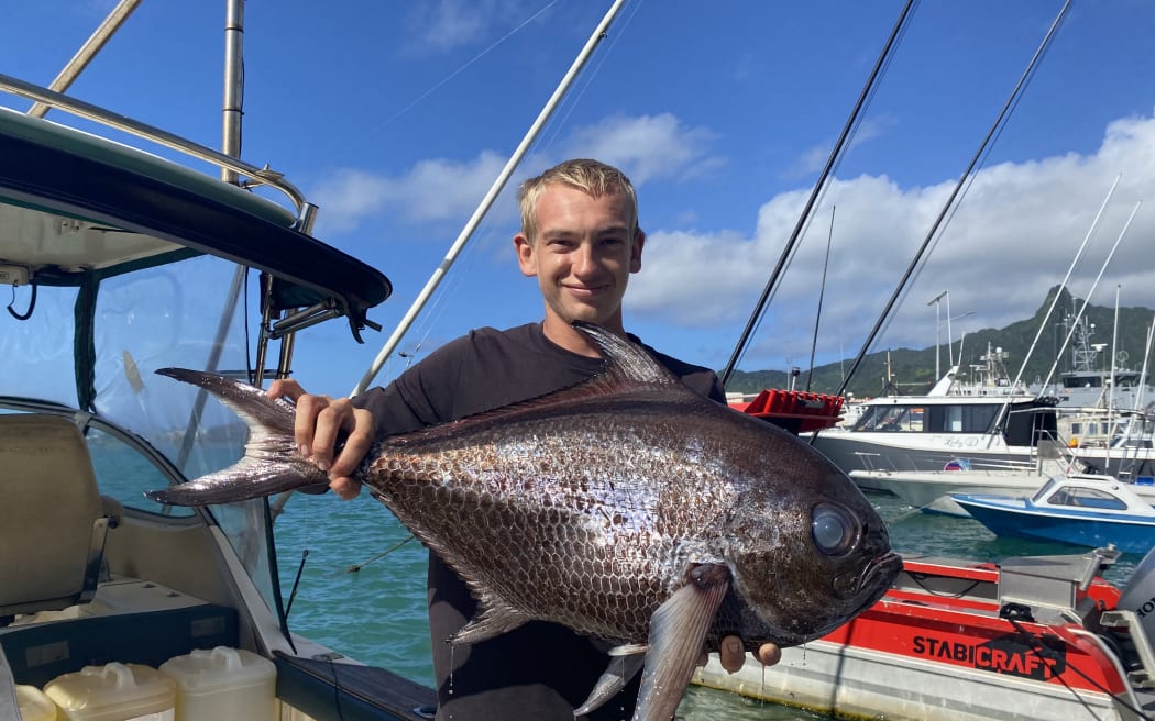 今日、ラロトンガ島アバルアで釣ったトロイ・ヘンダーソン。