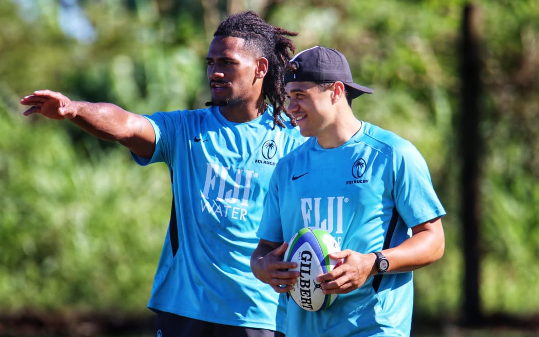 Tenant le ballon, Caleb Muntz fera ses débuts pour Flying Fiji lors du match d'ouverture de la Coupe des Nations du Pacifique 2023 contre les Tonga le samedi 22 juillet 2023.