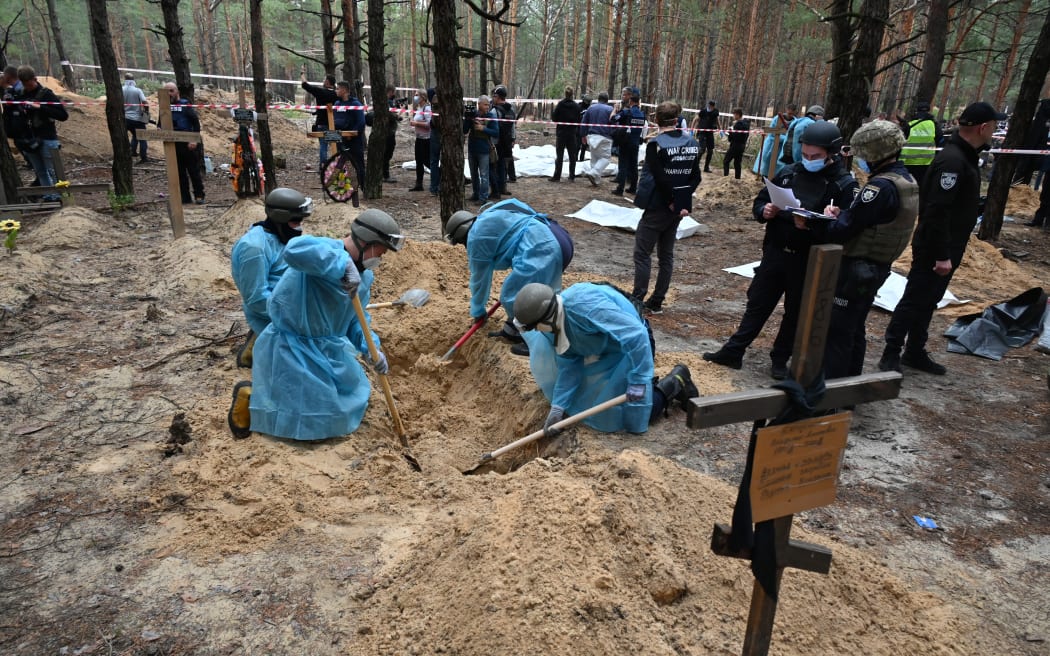 Guerra de Ucrania: excavación masiva en el sitio de las tumbas del bosque de Izyum