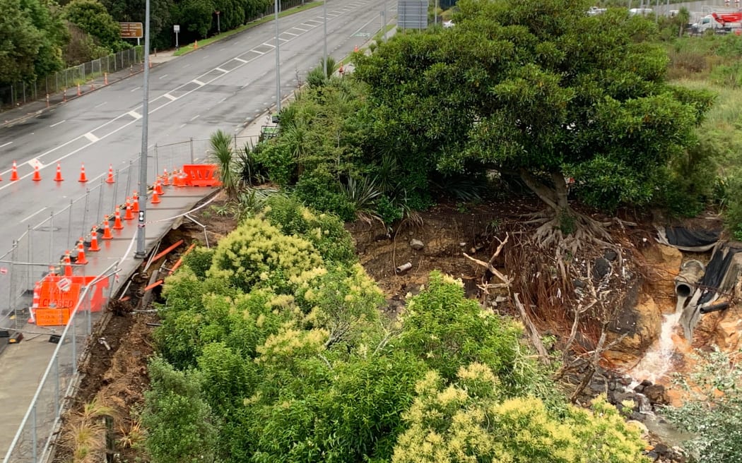 A sink hole has caused the closure of a section of Great North Road in the Auckland suburb of Waterview.