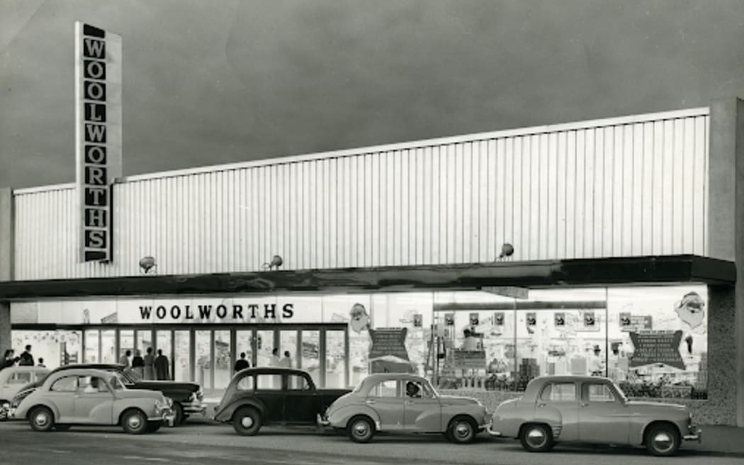 Woolworths opening day in Auckland's Panmure in 1958.