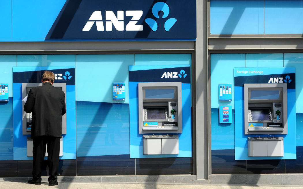 2012 年 2 月，一名男子在墨尔本澳大利亚新西兰银行 (ANZ) 全球总部的 ATM 机上取款。