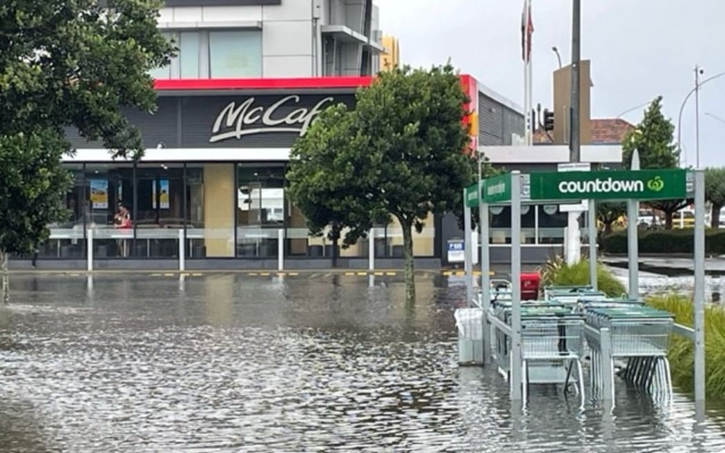 2 月 1 日，奥克兰郊区的 Ellerslie 受到倾盆大雨的影响。