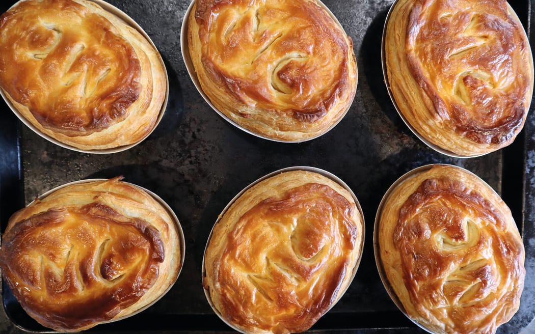 Who Made All the Pies: Grilled Mince and Smoked Cheese Pies: The Ultimate Collection of Delicious Pastries for Every Kiwi Home autorstwa Wendy Morgan, sfotografowany przez Wendy Morgan, opublikowany przez Bateman Books
