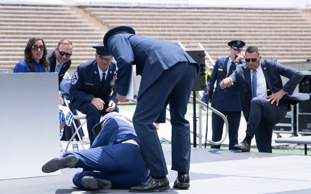 Prezydent USA Joe Biden upada podczas ceremonii wręczenia dyplomów w Akademii Sił Powietrznych Stanów Zjednoczonych na północ od Colorado Springs w hrabstwie El Paso w Kolorado, 1 czerwca 2023 r. (Zdjęcie: Brendan Smalowski/AFP)