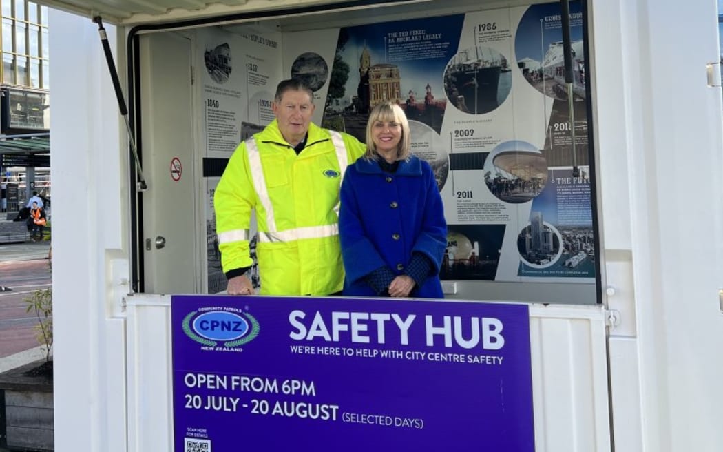 新西兰社区巡逻队主席 Chris Lawton 与 Heart of the City 首席执行官 Viv Beck 在 7 月 20 日于皇后码头开业的原始安全中心合影。