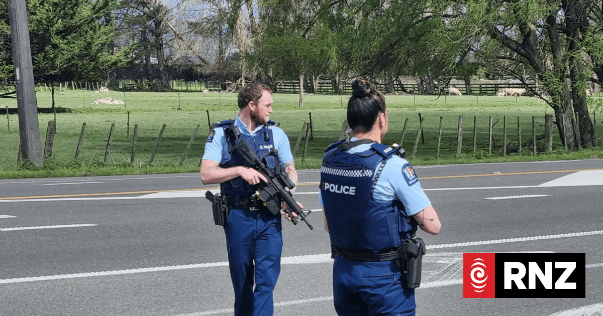 Armed police descend on rural town near Palmerston North | RNZ News