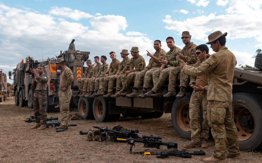 Este folleto del Ministerio de Defensa de Australia, tomado el 19 de julio de 2023 y publicado el 21 de julio, muestra a soldados australianos, neozelandeses y franceses realizando un entrenamiento de familiarización con las armas en el Área de Entrenamiento de Campo de Townsville en Queensland, en preparación para el Ejercicio Talisman Saber.  (Foto de CPL Nicole DORRETT / DEPARTAMENTO DE DEFENSA DE AUSTRALIA / AFP) / -----NOTA DEL EDITOR --- SOLO USO EDITORIAL - CRÉDITO OBLIGATORIO 