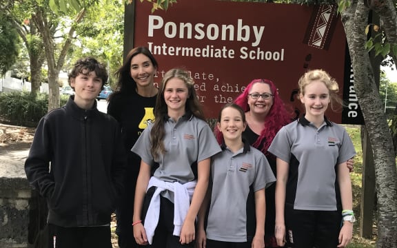 Nanogirl and Dr Siouxsie Wiles with students from Ponsonby Intermediate School including Niamh McDonald, Genevieve Cartwell, Anna Worsley and Zephyr Bird.
