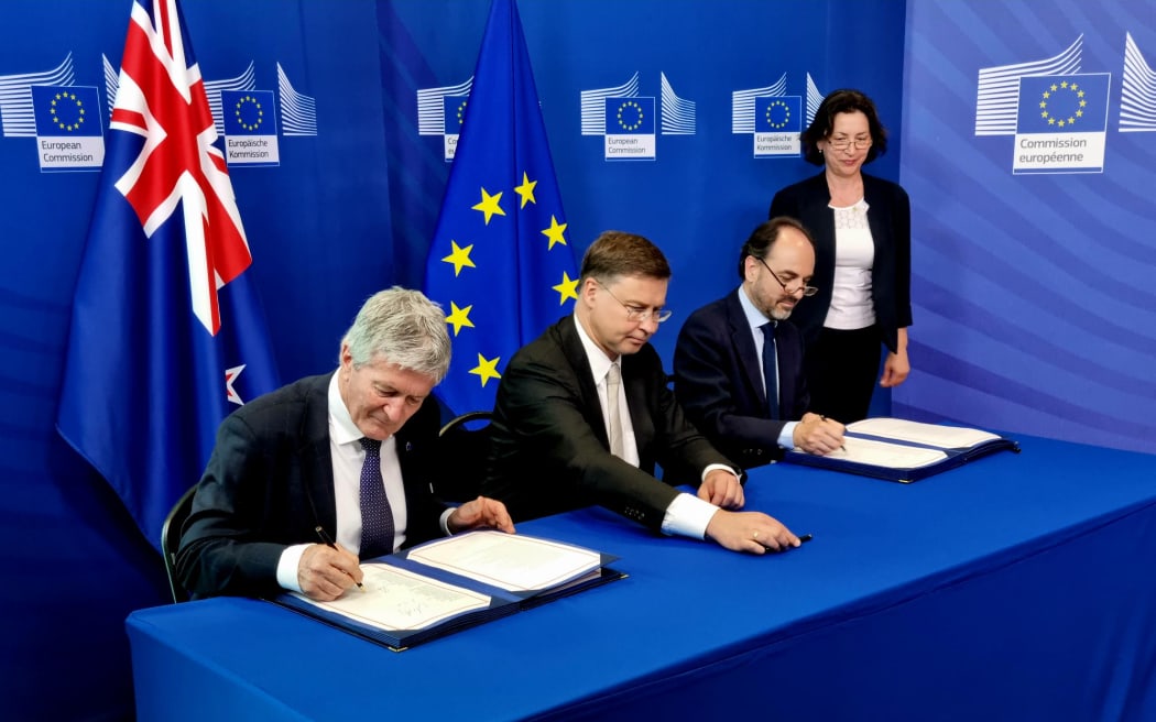 Prime Minister Chris Hipkins, European Commission President Ursula von der Leyen and Trade Minister Damien O'Connor in Brussels, after New Zealand and the European Union signed a Free Trade Agreement.