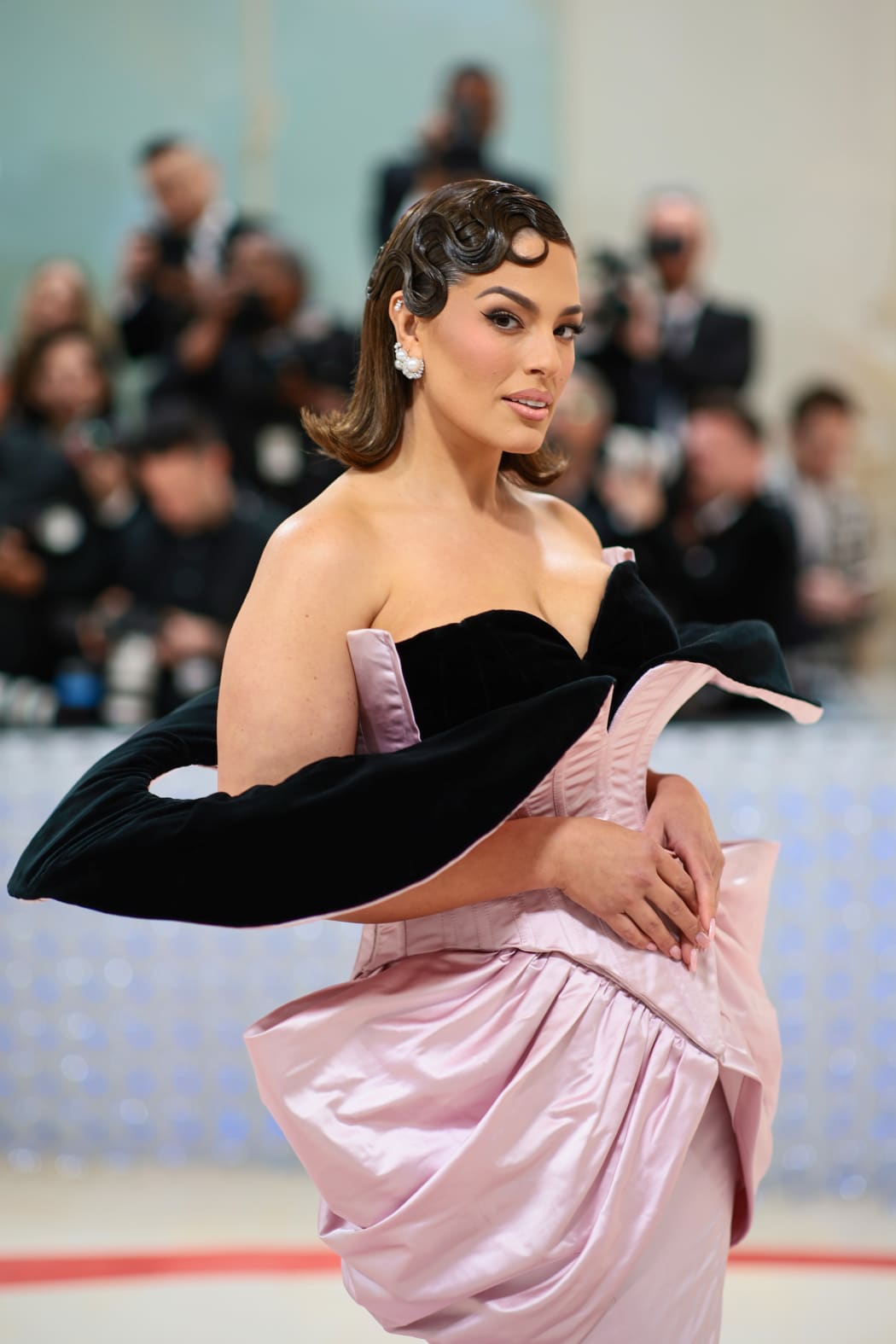 NUEVA YORK, NUEVA YORK - 01 DE MAYO: Ashley Graham asiste a la celebración de la Gala Met 2023 