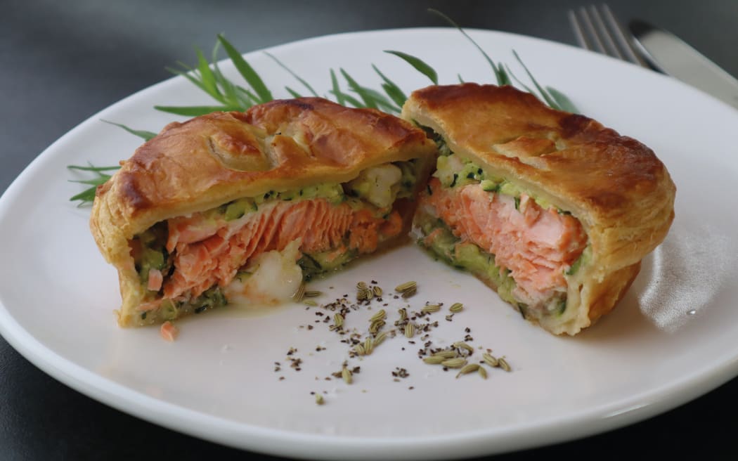 Salmon Shrimp and Cucchini Pies from Who Made All the Pies: The Ultimate Pastry Collection for Every Kiwi Family autorstwa Wendy Morgan, sfotografowany przez Wendy Morgan, opublikowany przez Bateman Books