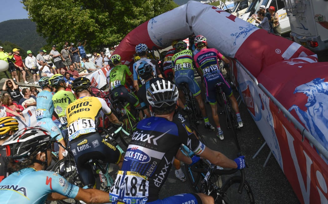 An inflatable arch slows up the peloton.