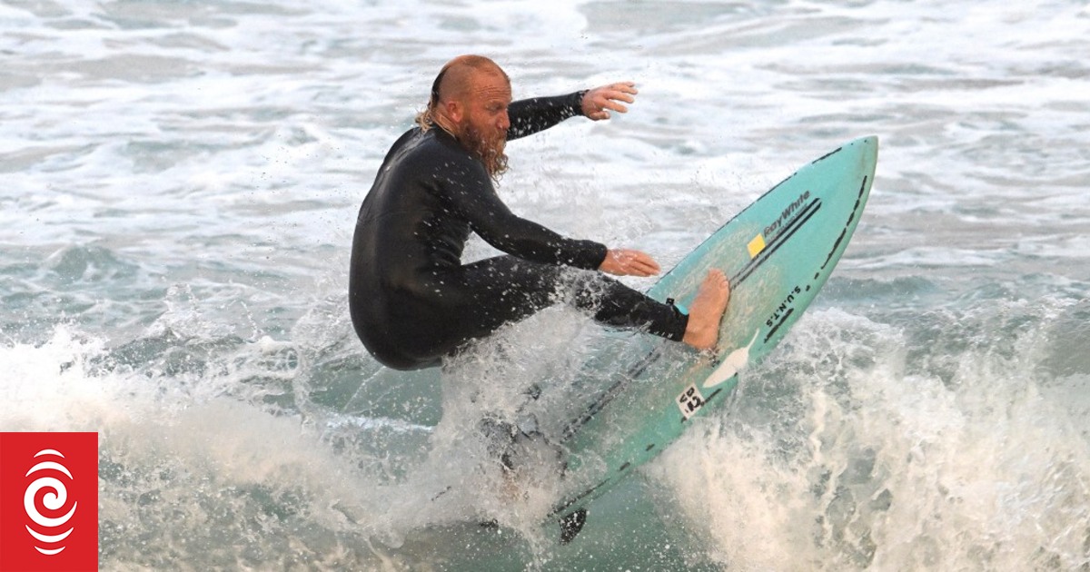 Australian shreds record for world's longest surf session